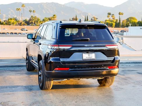 Used 2025 Jeep Grand Cherokee Limited w/ Luxury Tech Group II image 6