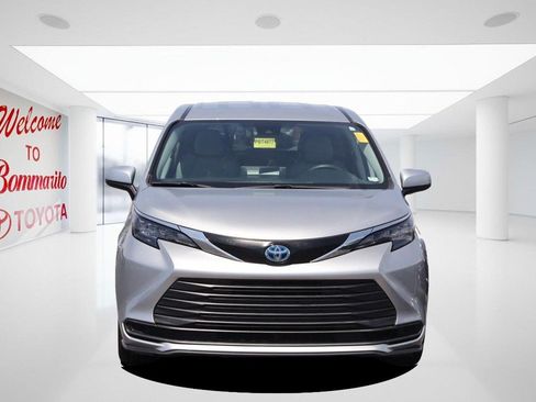 Used 2024 Toyota Sienna LE FWD image 4