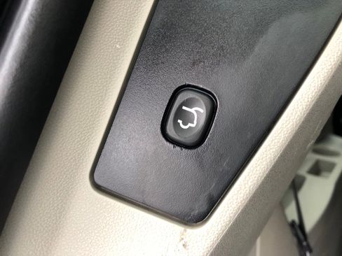 Used 2017 Dodge Grand Caravan SXT image 25