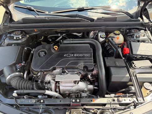 Used 2017 Chevrolet Malibu LT FWD image 9