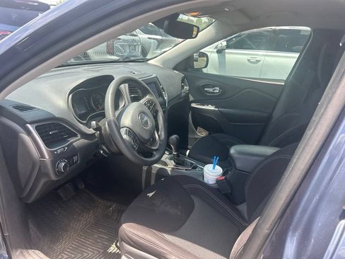 Used 2021 Jeep Cherokee Latitude FWD image 8