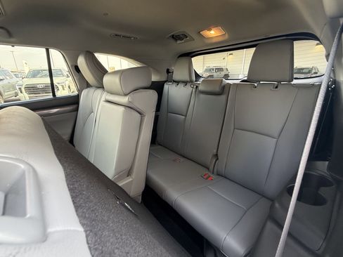 Used 2023 Toyota Highlander Limited image 7