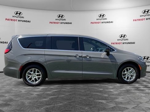 Used 2025 Chrysler Pacifica Select FWD image 2