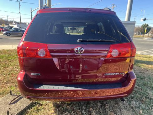 Used 2010 Toyota Sienna XLE Limited image 5