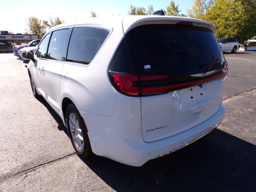 New 2026 Chrysler Pacifica Select FWD image 4