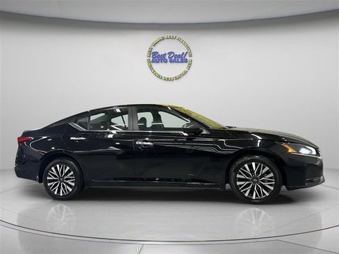 Used 2024 Nissan Altima 2.5 SV AWD/4WD image 7