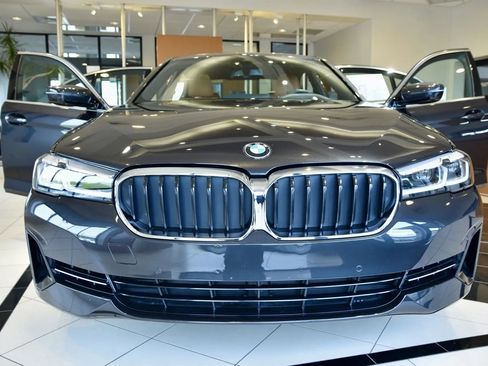 Used 2023 BMW 540i xDrive w/ Premium Package AWD/4WD image 2