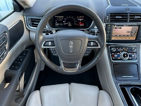 Used 2017 Lincoln Continental Select w/ Technology Package FWD image 15