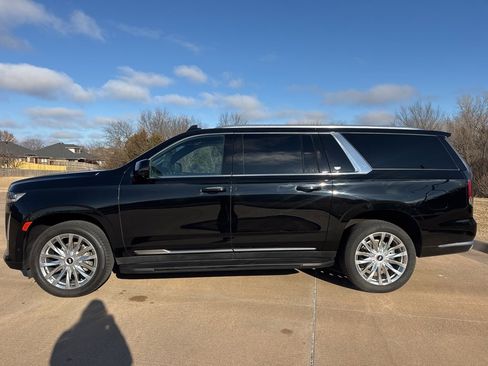 Used 2023 Cadillac Escalade ESV Premium Luxury image 2