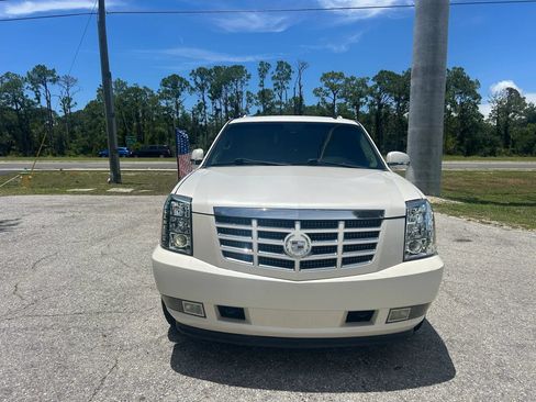 Used 2011 Cadillac Escalade Premium RWD image 2