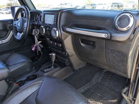 Used 2015 Jeep Wrangler Unlimited Rubicon image 12