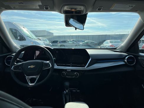 Used 2025 Chevrolet Trax LT w/ LT Convenience Package image 32