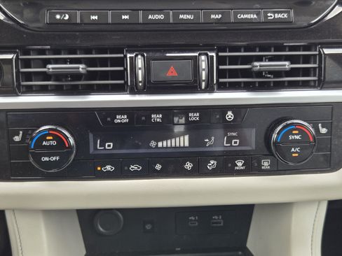 Used 2024 Nissan Pathfinder SL AWD/4WD image 15