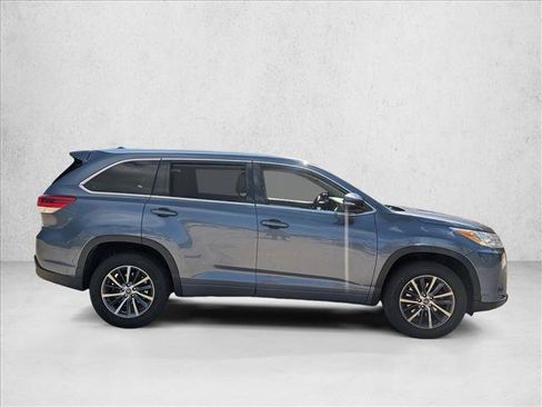 Used 2018 Toyota Highlander XLE image 4