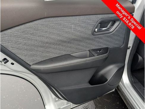 Used 2021 Nissan Rogue SV image 10