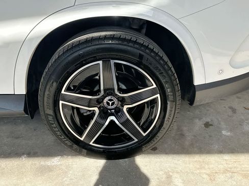 Used 2025 Mercedes-Benz GLC 300 4MATIC image 11