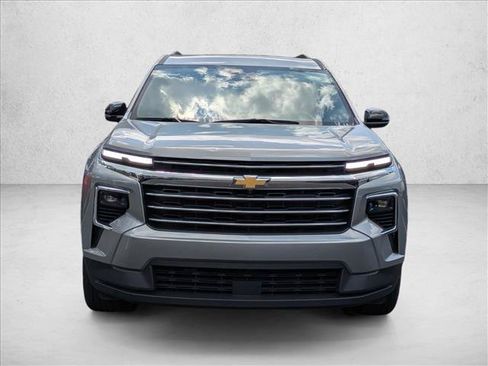 Used 2024 Chevrolet Traverse LT FWD image 2