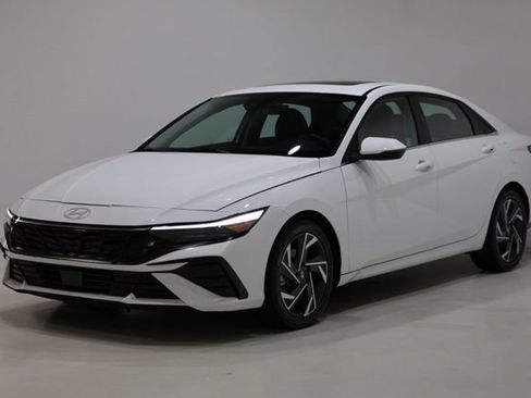 Used 2025 Hyundai Elantra Limited FWD image 3