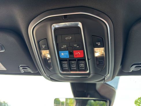 Used 2024 Jeep Wagoneer Series III w/ Premium Group I AWD/4WD image 33