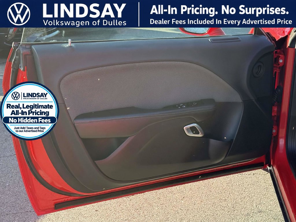 Used 2015 Dodge Challenger SXT RWD image 8