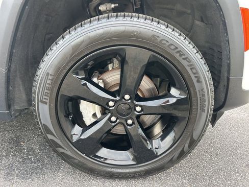 Used 2024 Jeep Grand Cherokee Limited w/ Black Appearance Package image 33