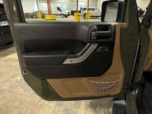 Used 2015 Jeep Wrangler Unlimited Sahara w/ Connectivity Group image 27