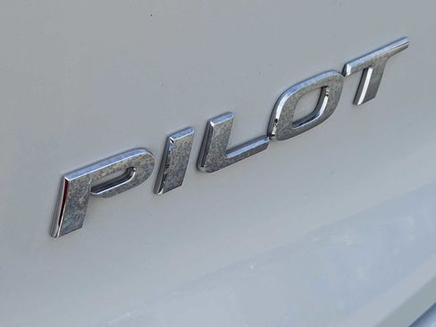Used 2020 Honda Pilot Touring image 11