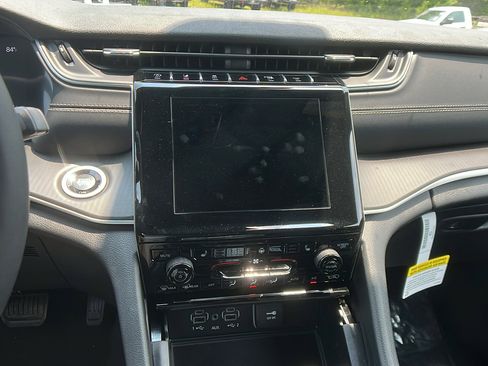 New 2025 Jeep Grand Cherokee 4WD image 29