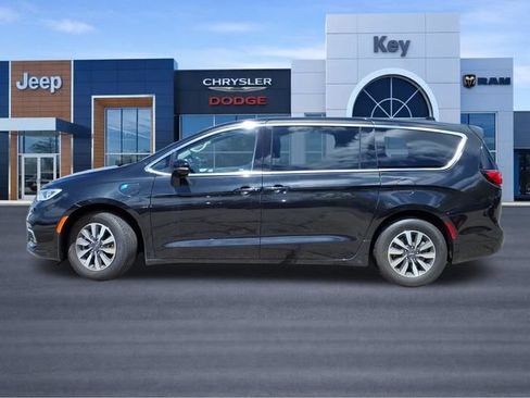 Used 2024 Chrysler Pacifica Limited FWD image 2