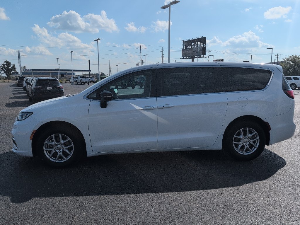 Used 2024 Chrysler Pacifica Touring-L FWD image 4