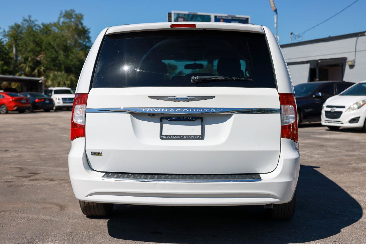 Used 2015 Chrysler Town & Country Touring FWD image 7