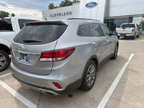Used 2017 Hyundai Santa Fe SE FWD image 19