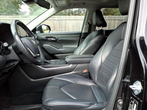 Used 2022 Toyota Highlander XLE image 19