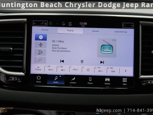 Used 2023 Chrysler Pacifica Touring-L image 13