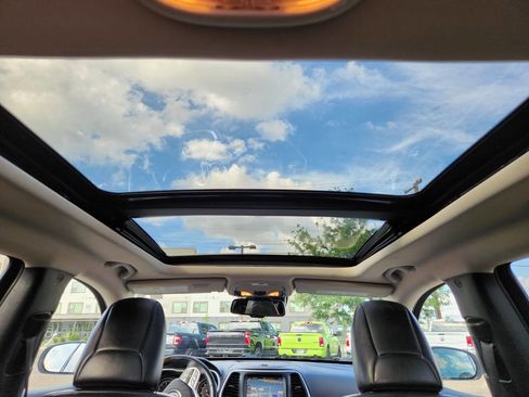 Used 2017 Jeep Cherokee Overland w/ Technology Group image 19