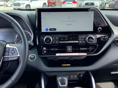 Certified 2025 Toyota Highlander XLE image 6