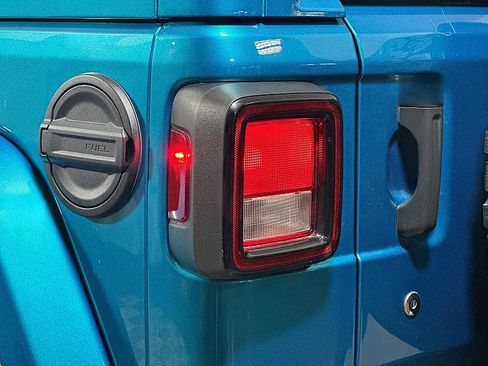 Used 2020 Jeep Wrangler Unlimited Sahara w/ Uconnect 4C Nav & Sound Group image 33