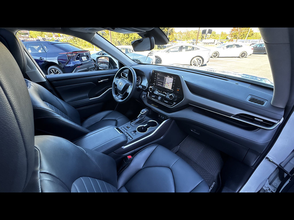Used 2022 Toyota Highlander XLE AWD/4WD image 24