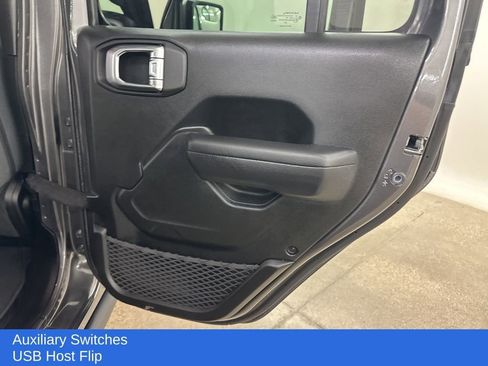 Used 2025 Jeep Gladiator Sport image 23