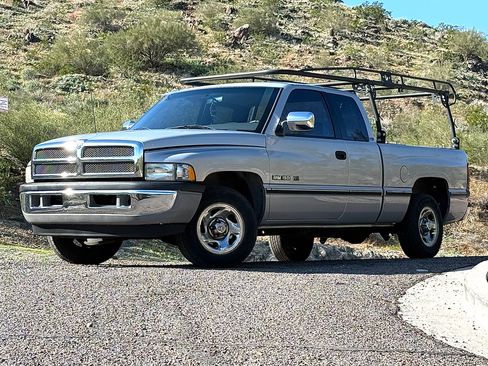 Used 1997 Dodge Ram 1500 Truck 2WD Club Cab image 2