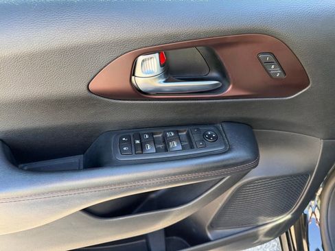 Used 2020 Chrysler Pacifica Touring-L FWD image 21