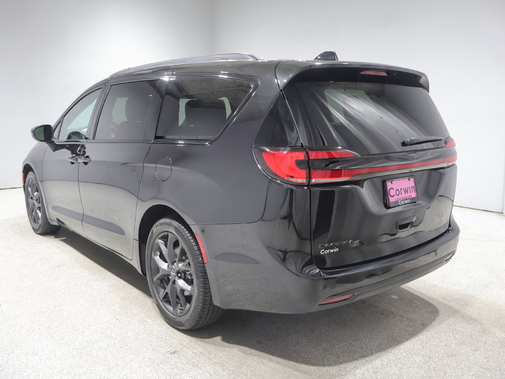 Used 2023 Chrysler Pacifica Touring-L w/ Uconnect Theater Family Group FWD image 6