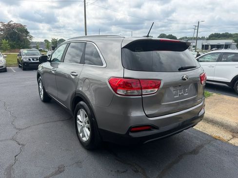 Used 2017 Kia Sorento AWD image 5