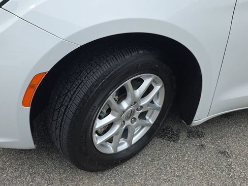 Used 2021 Chrysler Pacifica Touring-L FWD image 33