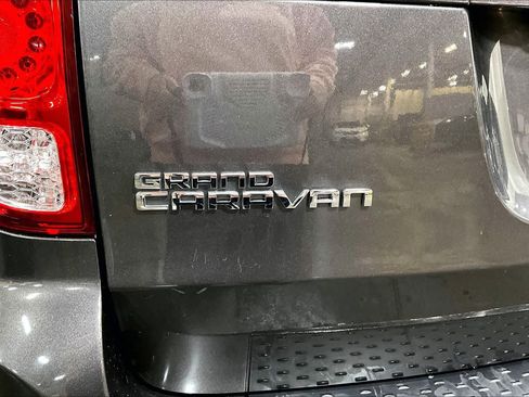 Used 2019 Dodge Grand Caravan SE w/ UConnect Hands-Free Group image 9