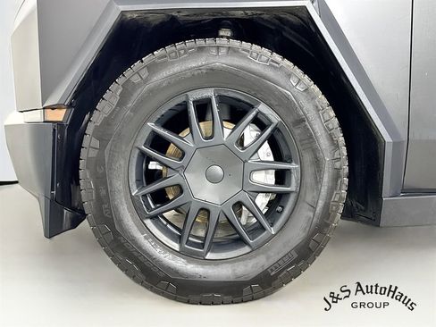 Used 2025 Tesla Cybertruck AWD Crew Cab image 40
