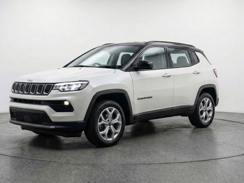 Used 2025 Jeep Compass Latitude AWD/4WD image 3
