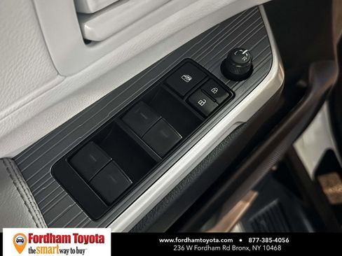 Used 2025 Toyota Sienna LE FWD image 15
