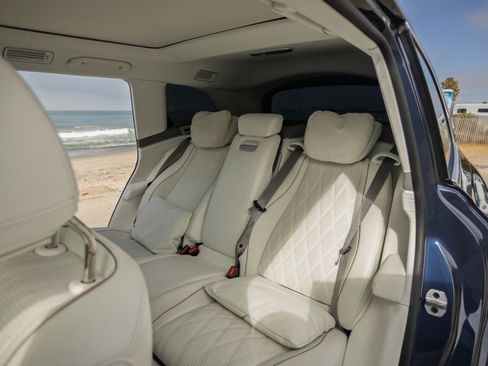 Used 2024 Mercedes-Benz Maybach GLS 600 4MATIC image 30