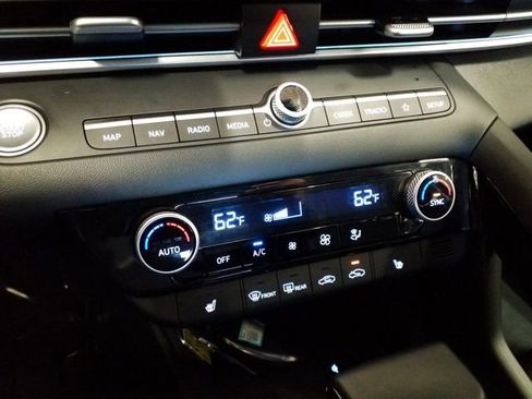 Certified 2025 Hyundai Elantra SEL image 7